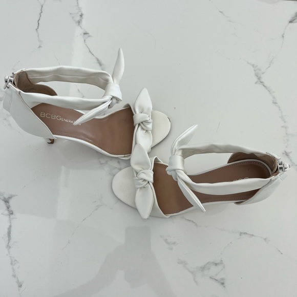 BCBG White Bow Leather Heels size 7 - Picture 4 of 7